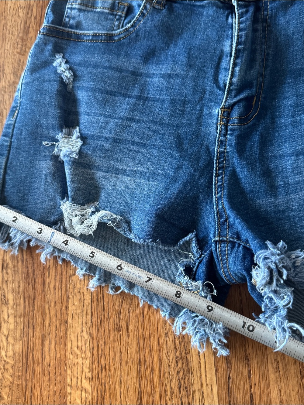 Distressed Frayed Hem Denim Shorts – Medium (Stretchy & Curvy Fit!) - Picture 6 of 9